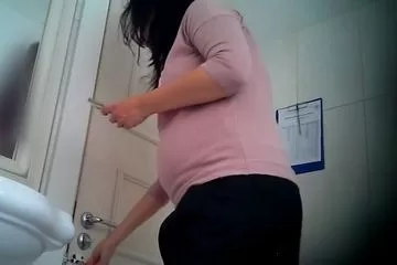 Писающую беременную женщину сняли на видео крупно