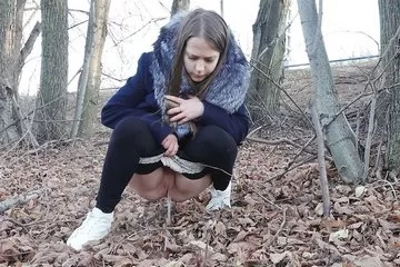 Девушка хотела в туалет и пописала в лесу